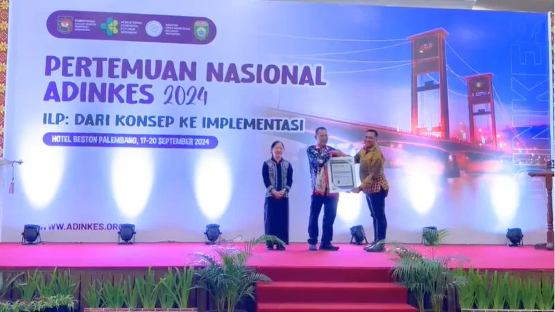 Kemnaker memberikan apresiasi kepada perusahaan swasta atas inisiatifnya dalam penerapan edukasi tuberkulosis (TB) di lingkungan kerja. Program ini bertujuan untuk meningkatkan kesadaran pekerja akan bahaya TB serta memberikan akses terhadap layanan kesehatan yang memadai. Menteri Ketenagakerjaan, Ida Fauziyah, memuji upaya kolaboratif ini dan mendorong lebih banyak perusahaan untuk terlibat dalam pencegahan TB. Beberapa perusahaan besar telah melaksanakan penyuluhan dan skrining rutin di tempat kerja, diharapkan langkah ini dapat menekan angka penyebaran TB di Indonesia, yang masih menjadi salah satu negara dengan jumlah kasus TB tertinggi di dunia.