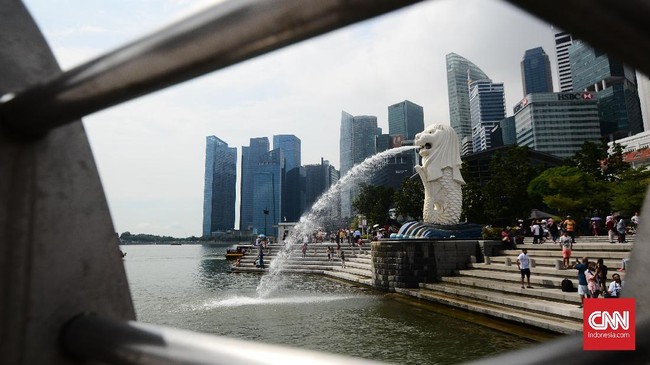 Orang-orang kelahiran Indonesia yang menduduki posisi teratas dalam daftar orang terkaya Singapura menjadi bukti pentingnya kontribusi diaspora Indonesia dalam ekonomi global. Nama-nama seperti Eduardo Saverin, Kris Wiluan, Oei Hong Leong, dan Martua Sitorus mencatatkan kekayaan besar di berbagai sektor seperti teknologi, minyak dan gas, properti, serta agribisnis. Keberhasilan mereka menunjukkan kemampuan para pengusaha Indonesia dalam meraih sukses di luar negeri, memperkuat hubungan bisnis antara Singapura dan Indonesia, serta membuka jalan bagi generasi muda pengusaha untuk berkompetisi di tingkat internasional.