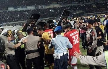 Kericuhan usai laga Persib Bandung vs Persija Jakarta di Stadion Gelora Bandung Lautan Api (GBLA) pada 23 September 2024. Sejumlah Bobotoh terlibat bentrokan dengan steward yang bertugas, menyebabkan beberapa luka-luka ringan dan kerusakan fasilitas stadion.