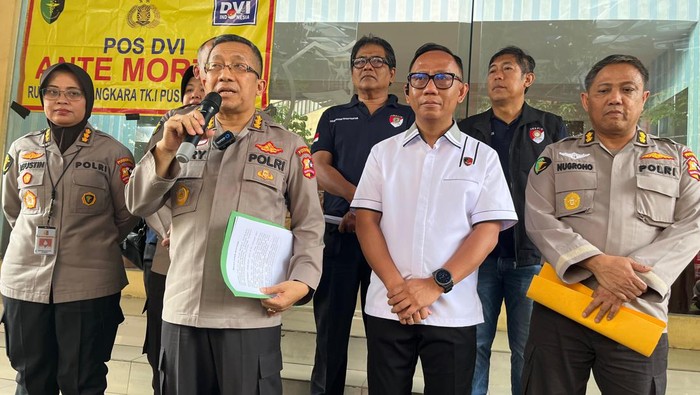 "Penemuan tujuh mayat di Kali Bekasi yang diduga masih anak-anak dengan rentang usia sekitar 14 tahun. Penyelidikan oleh RS Polri Kramat Jati dan Polres Bekasi Kota sedang berlangsung untuk mengungkap identitas dan penyebab kematian."