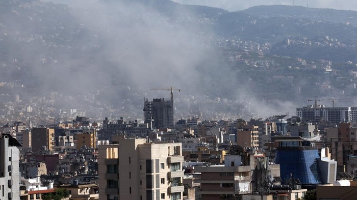 Pesawat jet tempur Israel menyerang markas Hizbullah di selatan Beirut, Lebanon.