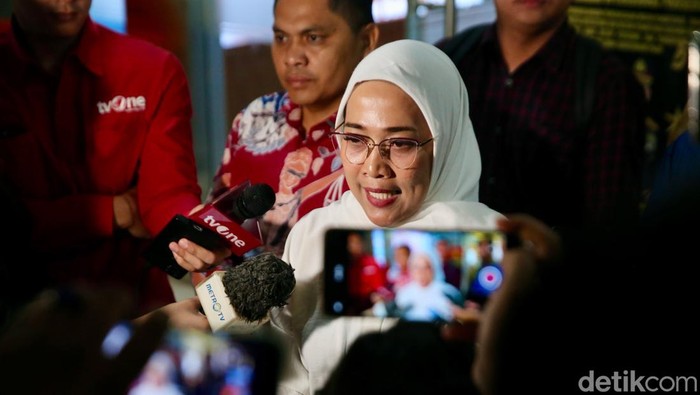 "Sekretaris Jenderal PDIP, Hasto Kristiyanto, berbicara tentang gugatan Tia Rahmania dalam konferensi pers."