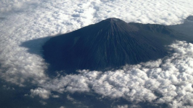 Seorang pendaki bernama Vio hilang selama tiga hari di Gunung Slamet. Setelah mengikuti arah burung dan tersesat lebih jauh, ia berhasil ditemukan dalam kondisi lemas namun selamat oleh tim SAR.