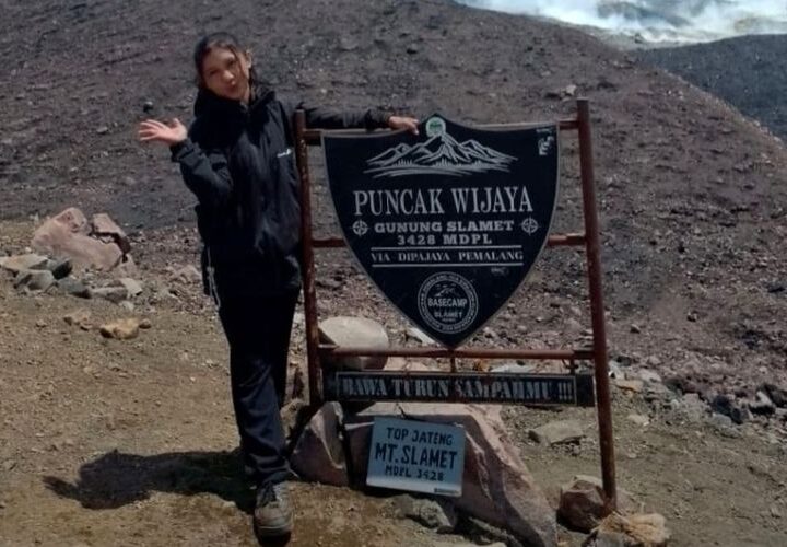 Foto Naomi Daviola, siswi SMK yang tersesat selama dua hari di Gunung Slamet, ditemukan dalam keadaan lemah setelah tanpa makan dan minum, mendapatkan perawatan medis dari tim penyelamat.