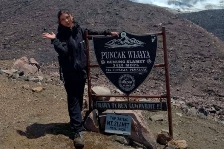 Foto Naomi Daviola, siswi SMK yang tersesat selama dua hari di Gunung Slamet, ditemukan dalam keadaan lemah setelah tanpa makan dan minum, mendapatkan perawatan medis dari tim penyelamat.