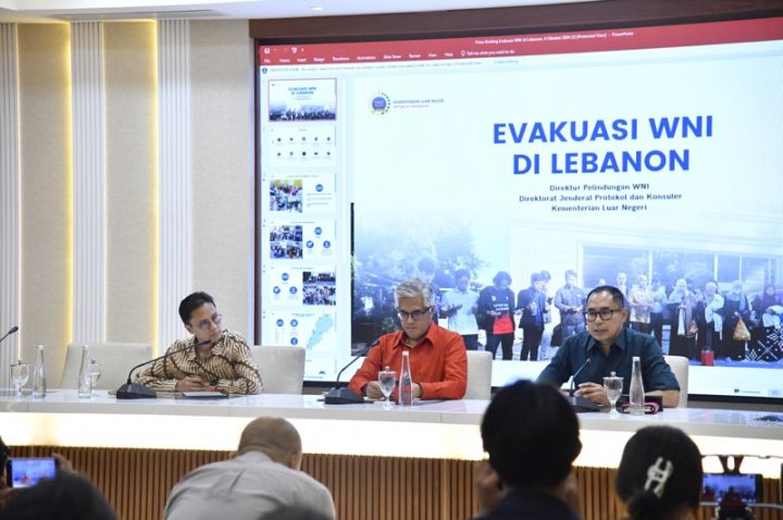 Menteri Luar Negeri Retno Marsudi memberikan pengarahan terkait status siaga WNI di Timur Tengah dalam konferensi pers.