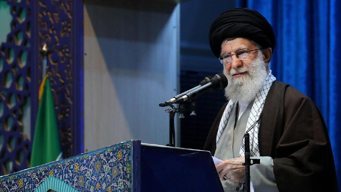 Ayatollah Ali Khamenei berpidato dalam khutbah Jumat, memuji serangan rudal Iran terhadap Israel sebagai "kinerja brilian".